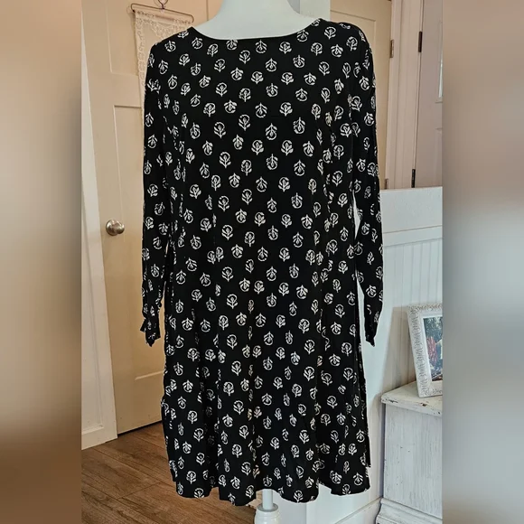 old navy black and white floral dress | Dresses | Nwts Old Navy Wwhite Tan Print Swing Style Size M dreamy florals in soft taupe. Black And White Dress Old